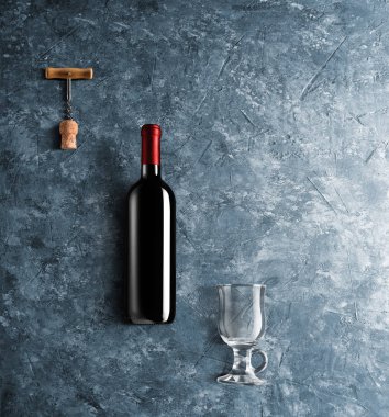 Mulled şarap tarifi Malzemeler ve mutfak aksesuarları, bir şişe kırmızı şarap, tarçın, Anason yıldız, turuncu, kahverengi bardaksoğuk baharat mavi taş zemin üzerine.