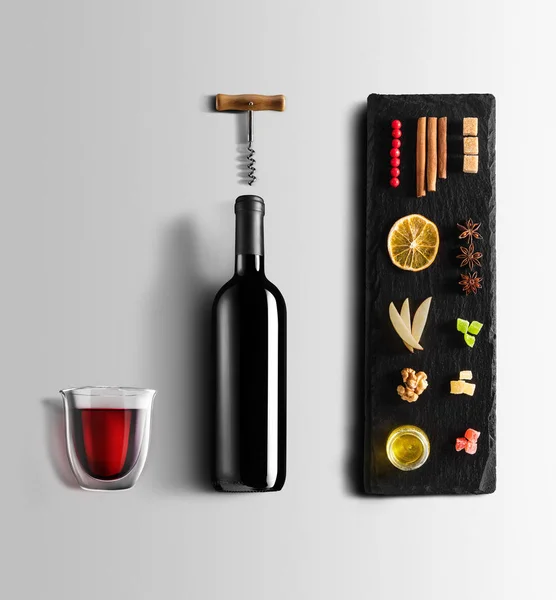 グリュー ワインのレシピの食材 キッチン アクセサリー 赤ワイン シナモン アニスの星 灰色の背景にオレンジ色 茶色の砂糖とスパイスのボトル — ストック写真