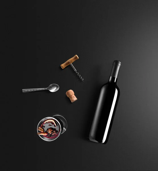 グリュー ワインのレシピの食材 キッチン アクセサリー 赤ワイン シナモン アニスの星 黒地にオレンジ 茶色の砂糖とスパイスのボトル — ストック写真