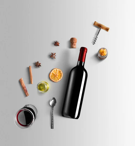 グリュー ワインのレシピの食材 キッチン アクセサリー 赤ワイン シナモン アニスの星 灰色の背景にオレンジ色 茶色の砂糖とスパイスのボトル — ストック写真