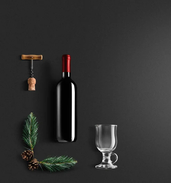 磨碎的葡萄酒配方成分和厨房用品 一瓶红酒 棕色糖和香料在黑色背景 — 图库照片
