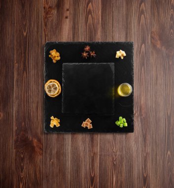 Mulled şarap tarifi Malzemeler ve mutfak aksesuarları, bir şişe kırmızı şarap, tarçın, Anason yıldız, turuncu, kahverengi bardaksoğuk baharat rustik ahşap zemin üzerine.