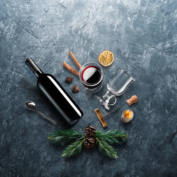 グリュー ワインのレシピの食材 キッチン アクセサリー 赤ワイン シナモン アニスの星 石ブルーバックグラウンド オレンジ 茶色の砂糖とスパイスのボトル — ストック写真