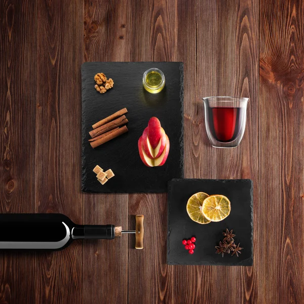 グリュー ワインのレシピの食材 キッチン アクセサリー 赤ワイン シナモン アニスの星 素朴な木製の背景にオレンジ色 茶色の砂糖とスパイスのボトル — ストック写真