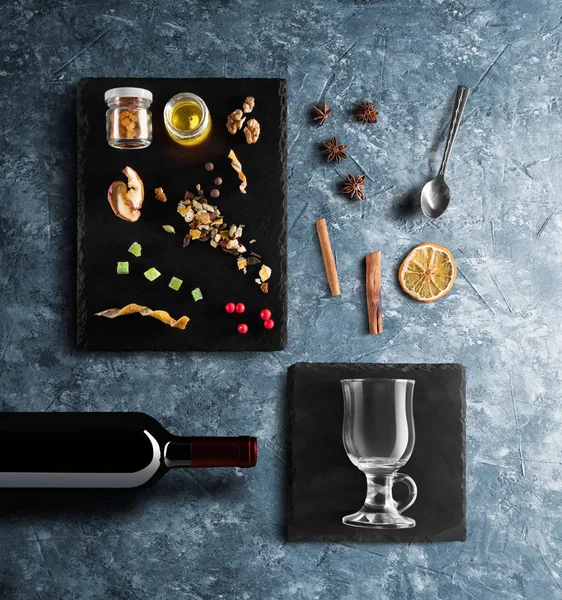 グリュー ワインのレシピの食材 キッチン アクセサリー 赤ワイン シナモン アニスの星 石ブルーバックグラウンド オレンジ 茶色の砂糖とスパイスのボトル — ストック写真