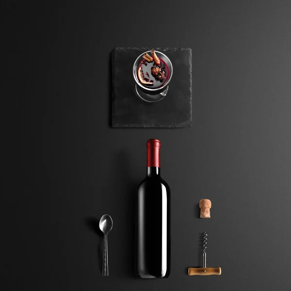 グリュー ワインのレシピの食材 キッチン アクセサリー 赤ワイン シナモン アニスの星 黒地にオレンジ 茶色の砂糖とスパイスのボトル — ストック写真
