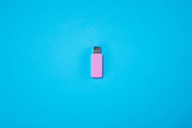 Pastel mavi arka planda pembe flaş yat. Minimal yaz konsepti