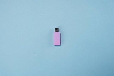 Pastel mavi arka planda pembe flaş yat. Minimal yaz konsepti