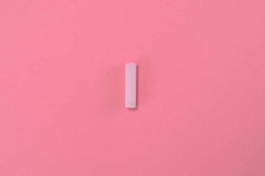 Pastel mavi arka planda pembe flaş yat. Minimal yaz konsepti