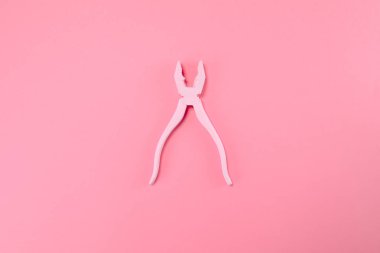 Pembe pliers pastel pembe arka plan üzerinde yalan. Minimal yaz concep