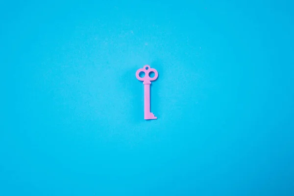 Llave rosa sobre fondo azul pastel. Concepto de verano mínimo . — Foto de Stock