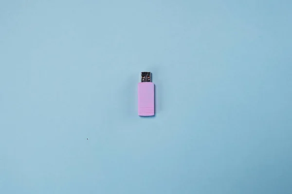 Ροζ flash βρίσκεται σε παστέλ μπλε φόντο. Ελάχιστη καλοκαιρινή ιδέα — Φωτογραφία Αρχείου