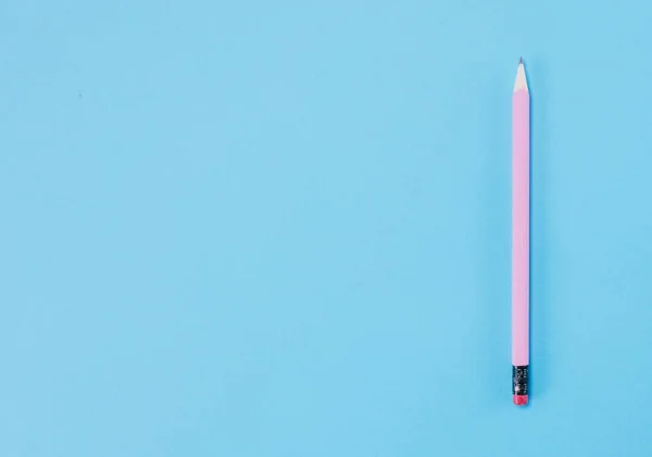 Ροζ στυλό βρίσκεται σε παστέλ μπλε φόντο. Ελάχιστη καλοκαιρινή ιδέα. — Φωτογραφία Αρχείου