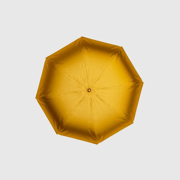 Guarda-chuva dourado voador isolado no fundo branco. Renderização 3D — Fotografia de Stock