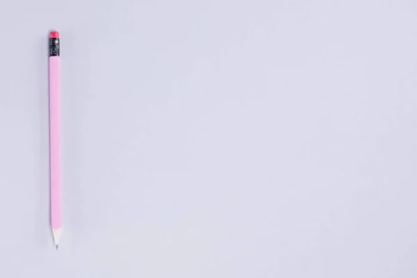 Rosa Stift liegen auf pastellgrauem Hintergrund. Minimales Sommerkonzept. — Stockfoto