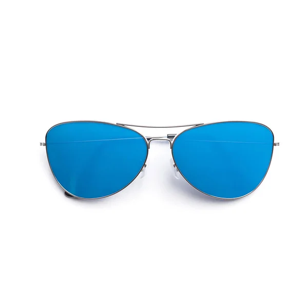 Las gafas de sol azules realistas se encuentran sobre un fondo gris. Cartel de verano . — Foto de Stock