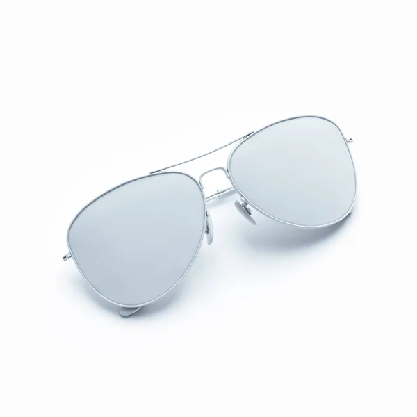現実的な灰色のサングラスは、灰色の背景に横たわっています。夏のポスター. — ストック写真