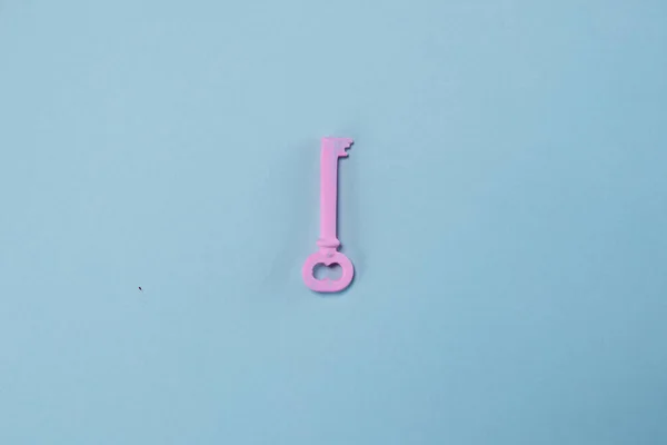 A chave rosa está no fundo azul pastel. Conceito mínimo de verão . — Fotografia de Stock