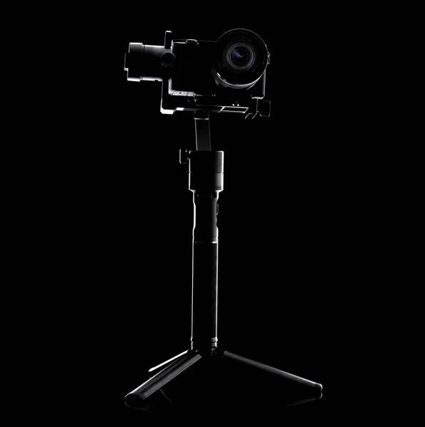 Schwebestativ und Kamera auf schwarzem Hintergrund. Ausrüstung für den Videofilmer. für die Aufnahme von Smooth & Slow Motion Video. — Stockfoto