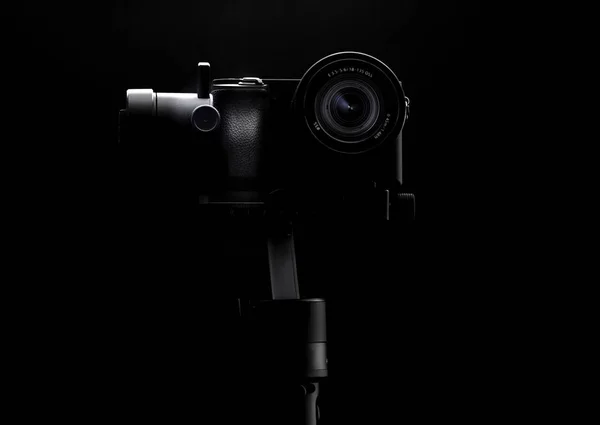 Steadicam és a kamera fekete háttér. Felszerelések a videósok számára. A fényképezés gördülékeny lassú mozgás videó. — Stock Fotó
