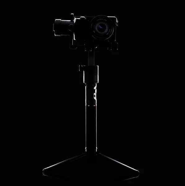 Steadicam e fotocamera su sfondo nero. Attrezzature per il videografo. Per riprese lisce e al rallentatore video . — Foto Stock