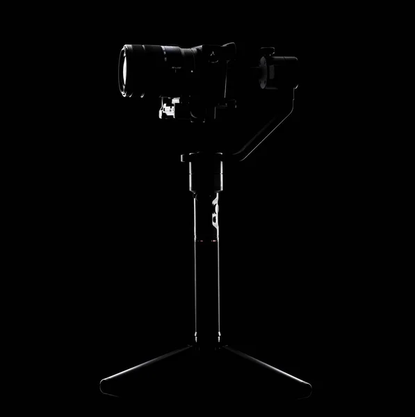Steadicam och kamera på svart bakgrund. Utrustning för videographer. För fotografering Smooth & slow motion video. — Stockfoto