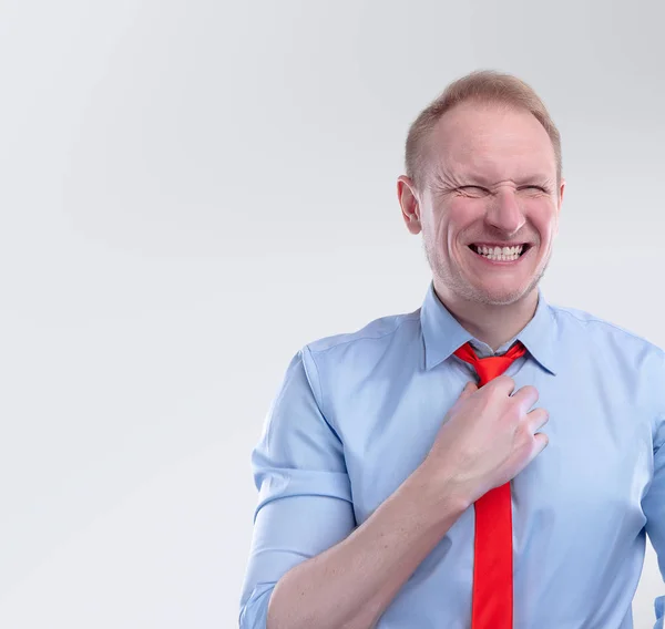 Hombre de negocios emocional en una camisa con una corbata roja listo para la acción — Foto de Stock
