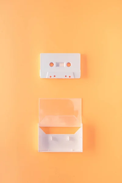 Casete de audio retro vintage sobre fondo naranja —  Fotos de Stock