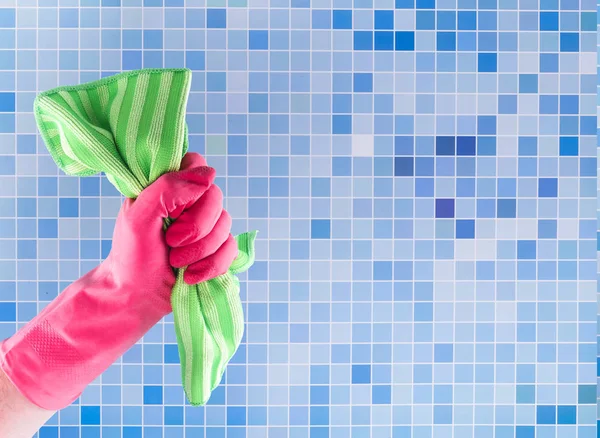 Conjunto de limpeza colorida para diferentes superfícies na cozinha, banheiro e outros quartos em fundo de superfície de mosaico de cozinha. Vista superior do conceito de serviço de limpeza . — Fotografia de Stock