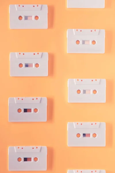 Винтажная ретро-аудиокассета на оранжевом фоне — стоковое фото