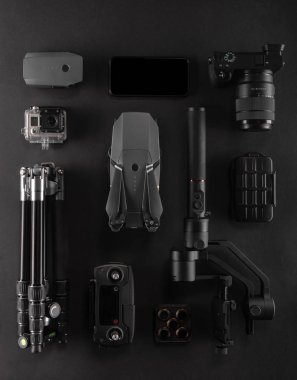 Dizüstü bilgisayar, dijital kamera, bellek kartı ile çalışma alanı kameraman