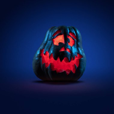 Ürkütücü Cadılar Bayramı balkabakları, gece ürkütücü bir yerde ağaçların üzerinde. Poster konsepti