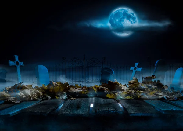 Lugar assustador para abóboras de Halloween em madeira à noite. Conceito de cartaz — Fotografia de Stock