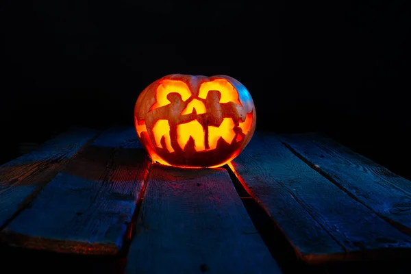 Ijesztő Halloween tök a fán egy kísérteties helyen éjszaka. Plakátkoncepció — Stock Fotó