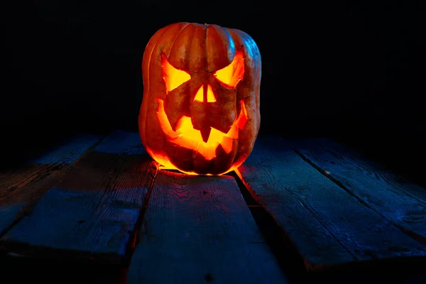 Ijesztő Halloween tök a fán egy kísérteties helyen éjszaka. Plakátkoncepció — Stock Fotó