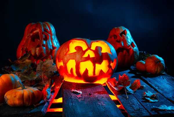 Ijesztő Halloween tök a fán egy kísérteties helyen éjszaka. Plakátkoncepció — Stock Fotó