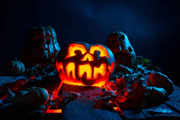 Ijesztő Halloween tök a fán egy kísérteties helyen éjszaka. Plakátkoncepció — Stock Fotó