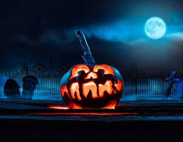 Calabazas de Halloween aterradoras en madera en un lugar espeluznante por la noche. Concepto de cartel —  Fotos de Stock