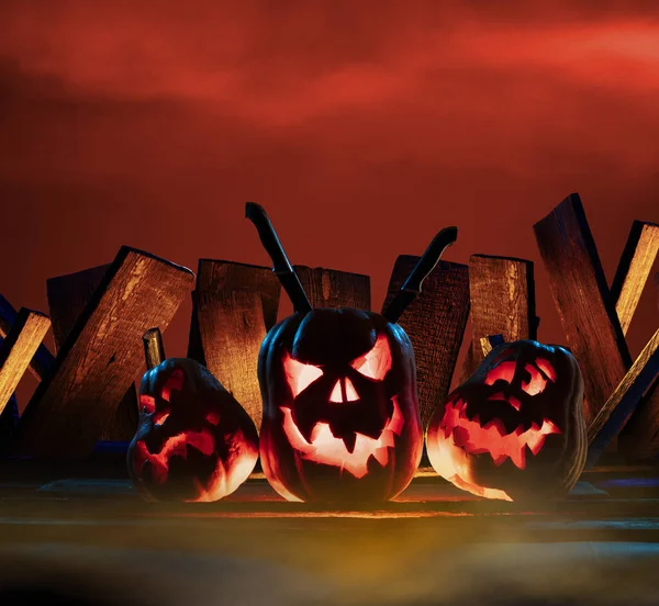 Läskiga halloweenpumpor med kife på ett kusligt ställe på natten. Affischkoncept — Stockfoto