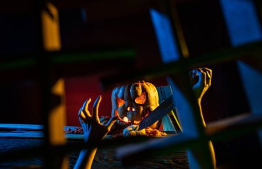 Ürkütücü Cadılar Bayramı balkabakları, gece ürkütücü bir yerde ağaçların üzerinde. Poster konsepti