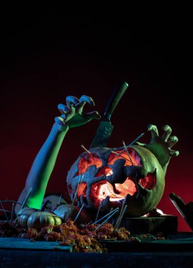 Korkunç Cadılar Bayramı balkabakları ve kife geceleri ürkütücü bir yerde. Poster konsepti