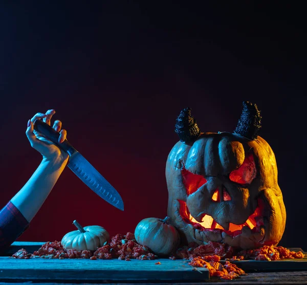 Ijesztő halloween sütőtök késsel egy kísérteties helyen éjszaka. Plakátkoncepció — Stock Fotó