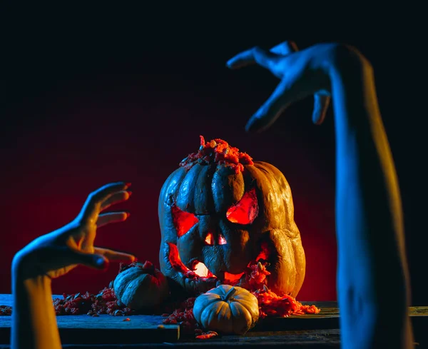 Des citrouilles d'Halloween effrayantes sur du bois dans un endroit effrayant la nuit. Concept d'affiche — Photo