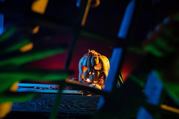 Zucche spaventose di Halloween su legno in un posto spettrale di notte. Concetto poster — Foto Stock