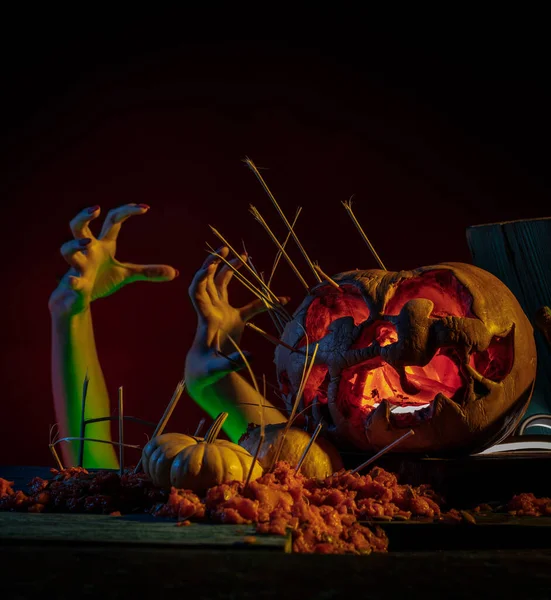 Calabazas de Halloween aterradoras en madera en un lugar espeluznante por la noche. Concepto de cartel —  Fotos de Stock