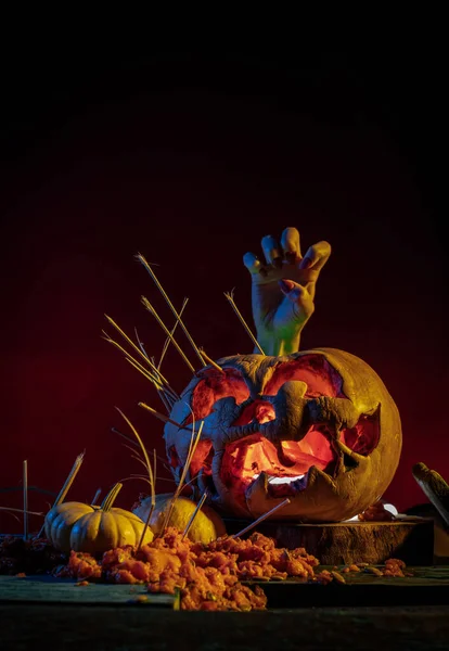 Calabazas de Halloween aterradoras en madera en un lugar espeluznante por la noche. Concepto de cartel — Foto de Stock