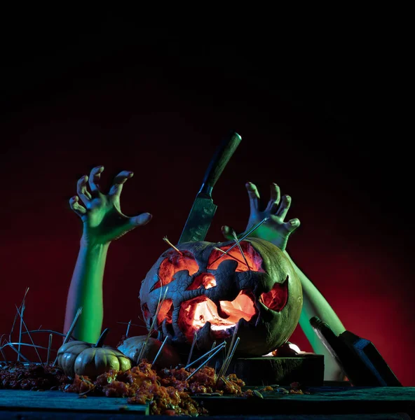 Ijesztő halloween sütőtök késsel egy kísérteties helyen éjszaka. Plakátkoncepció — Stock Fotó