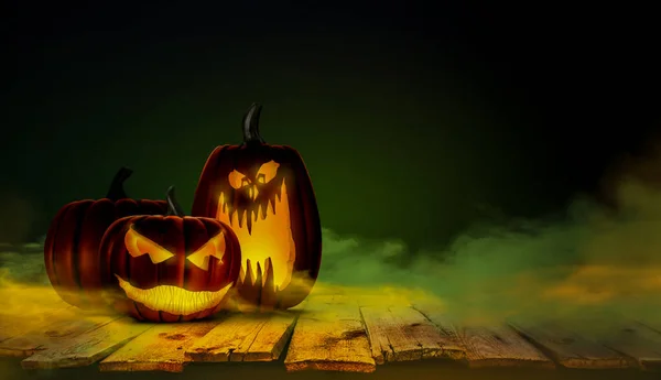 Calabazas de Halloween aterradoras en madera en un lugar espeluznante por la noche. Concepto de cartel —  Fotos de Stock