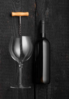 Siyah ahşap arka planda mantarlı siyah cam şişe poster tasarımı fotoğraf çekimi