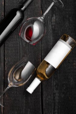 Siyah ahşap arka planda mantarlı siyah cam şişe poster tasarımı fotoğraf çekimi